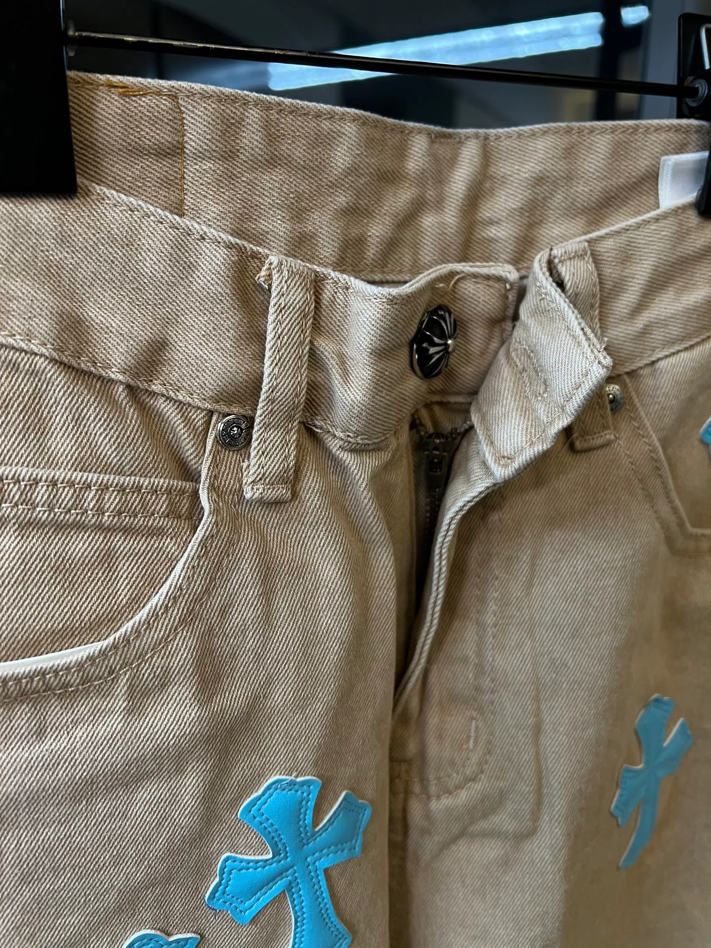 P250 [next day] Chrome Hearts/Chrome Hearts 25FW overseas customized khaki patchwork sea blue patchwork leather cross jeans (khaki) Size: 28 30 32 34 (corresponding to s-xl) Detailed sizes can be found in Figure 9